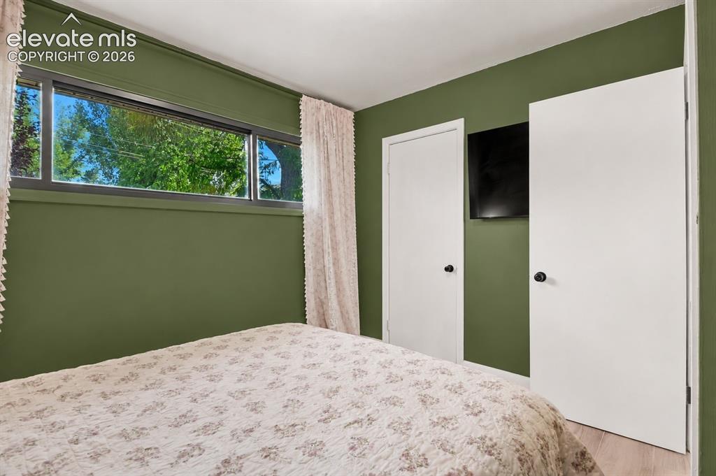 Image 21 of 28: Bedroom
