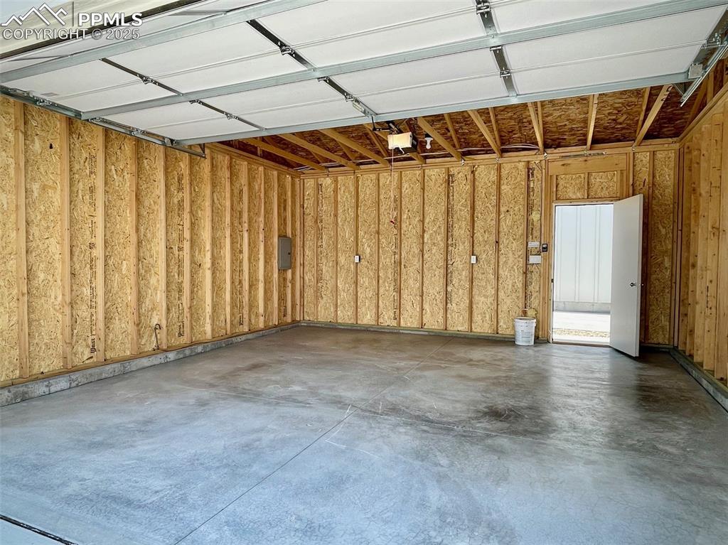 Image 15 of 22: Garage