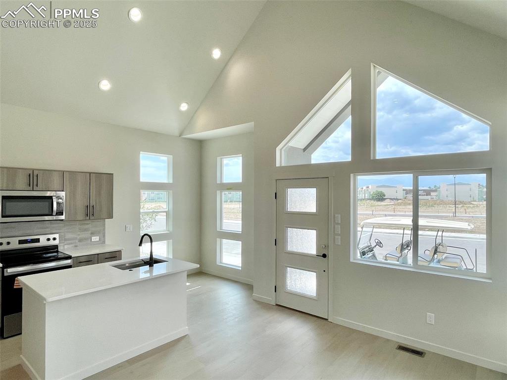 Image 4 of 22: Kitchen