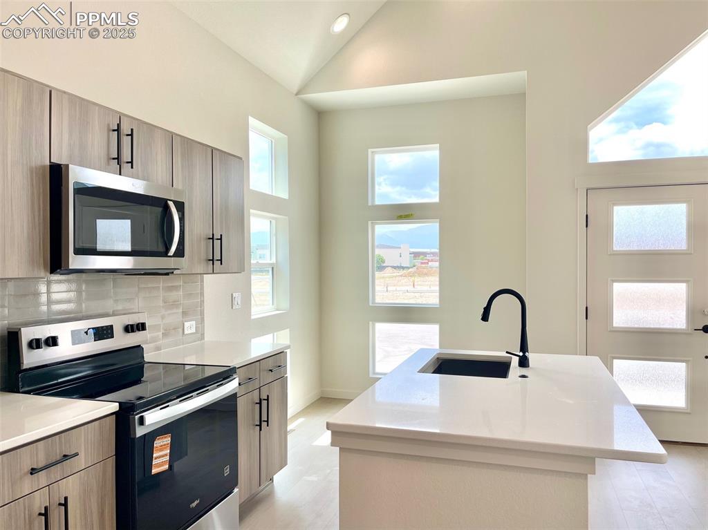 Image 5 of 22: Kitchen