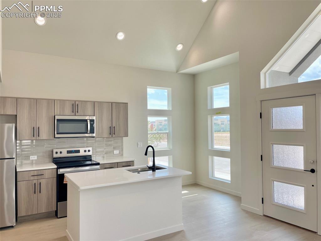 Image 6 of 22: Kitchen