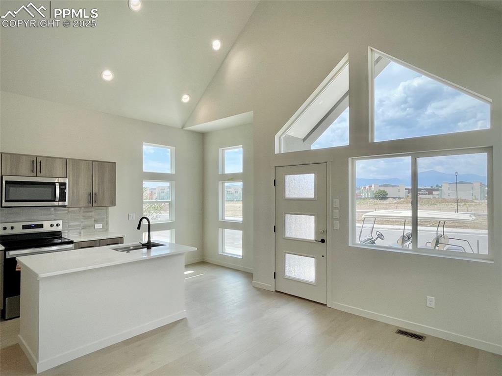 Image 7 of 22: Kitchen