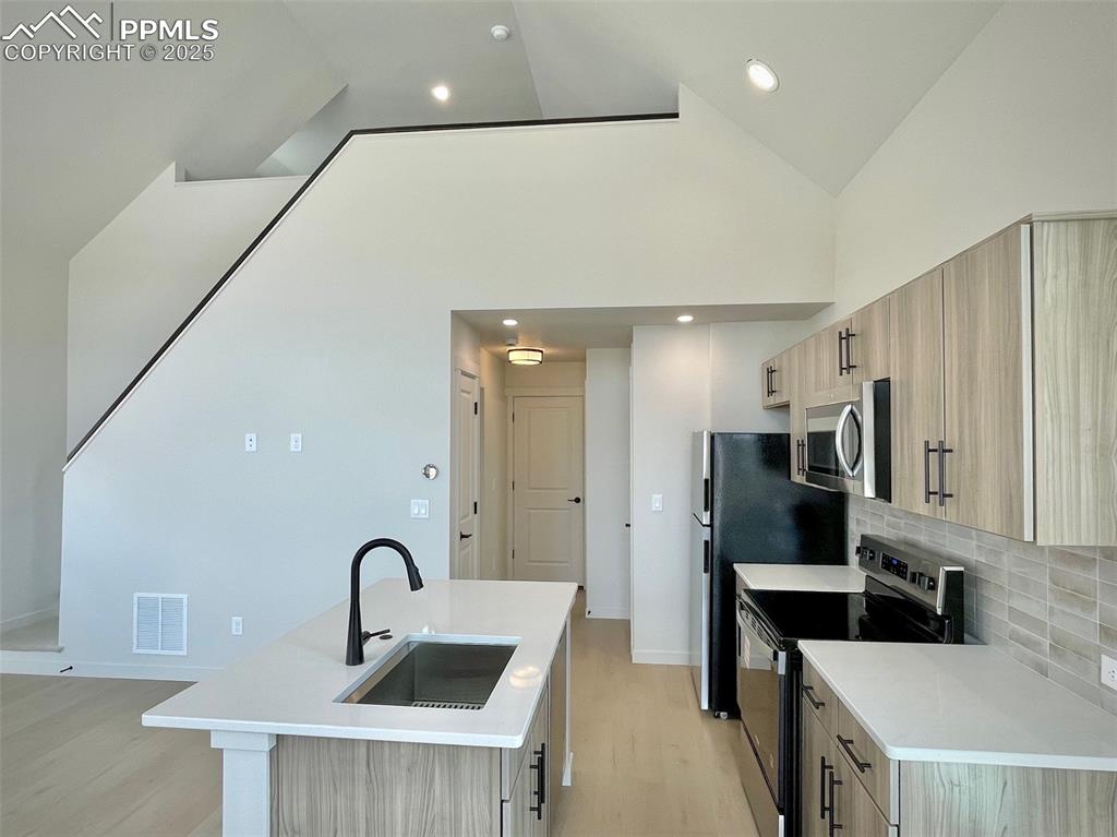 Image 9 of 22: Kitchen