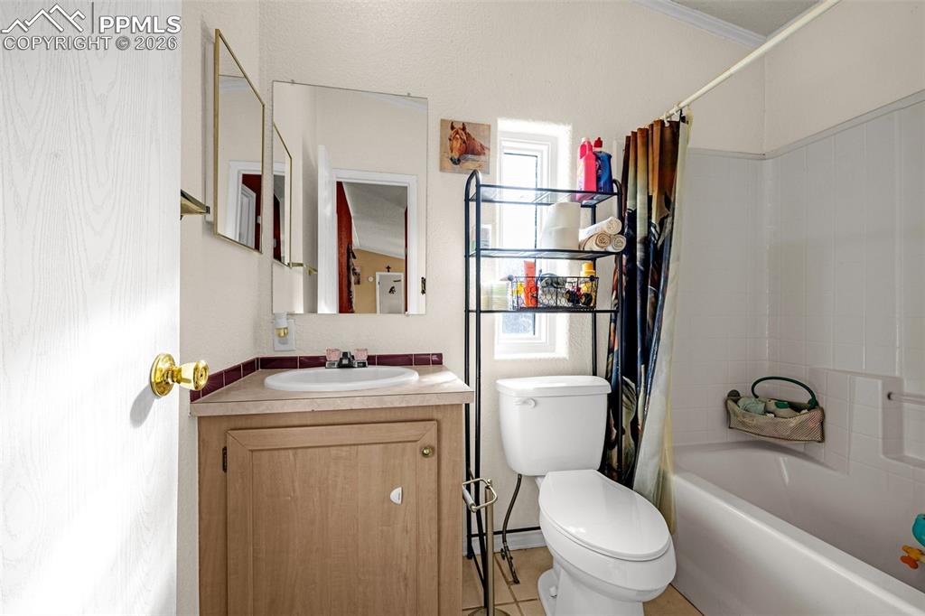 Image 19 of 35: Bathroom