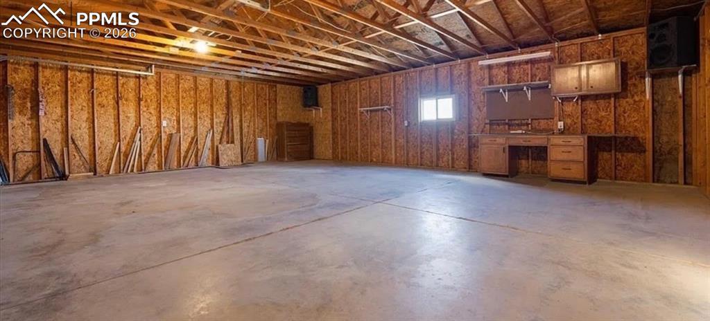 Image 20 of 35: Garage