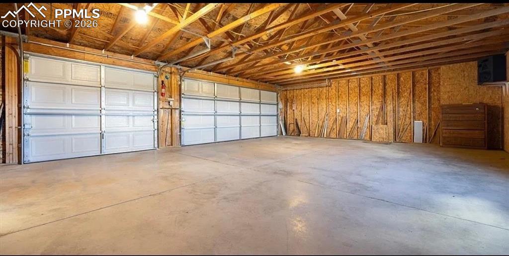 Image 21 of 35: Garage