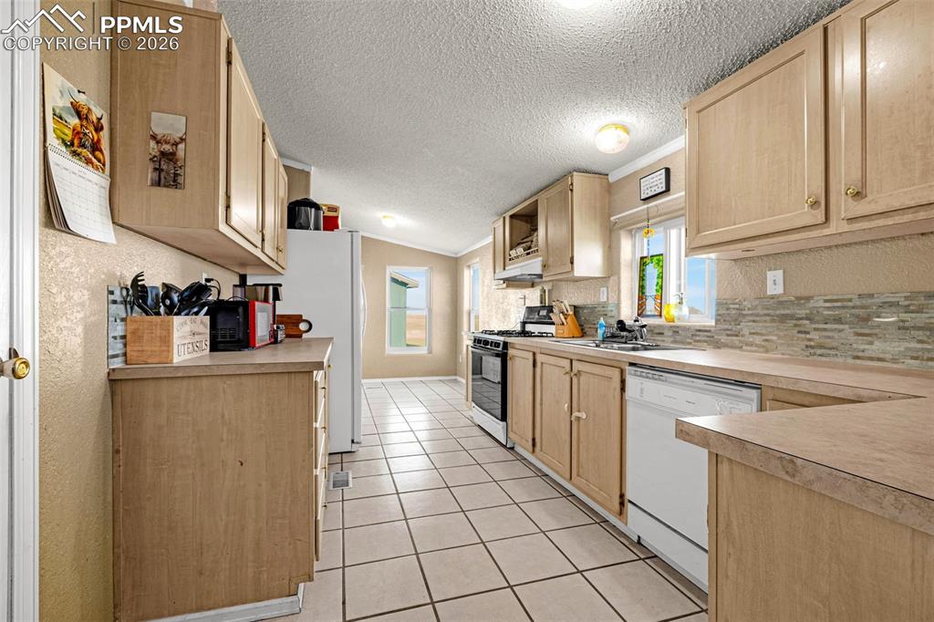 Image 6 of 35: Kitchen