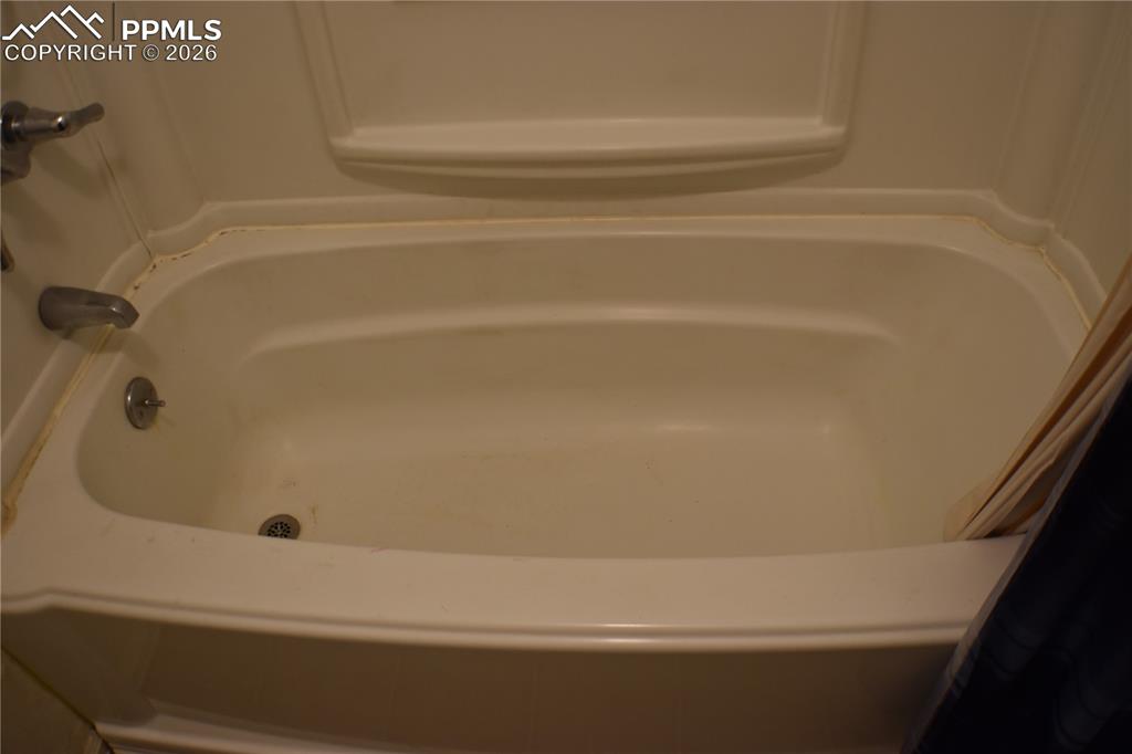 Image 12 of 32: Bathroom