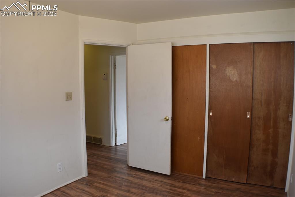 Image 17 of 32: Bedroom