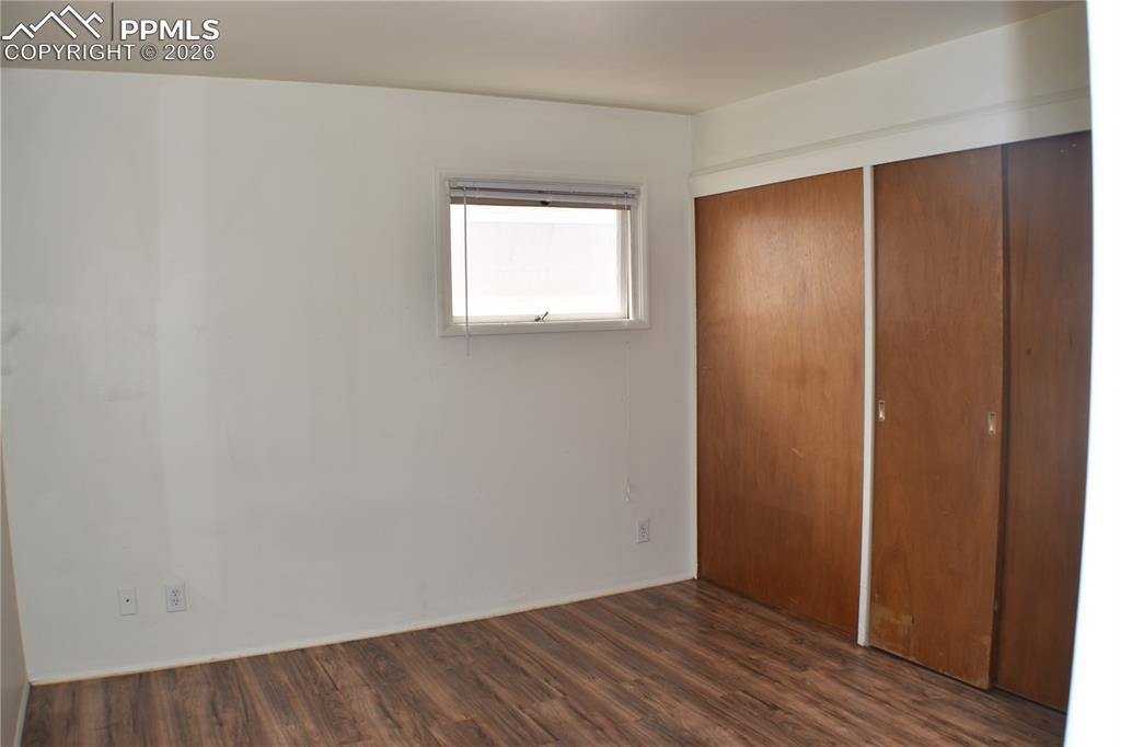 Image 19 of 32: Bedroom