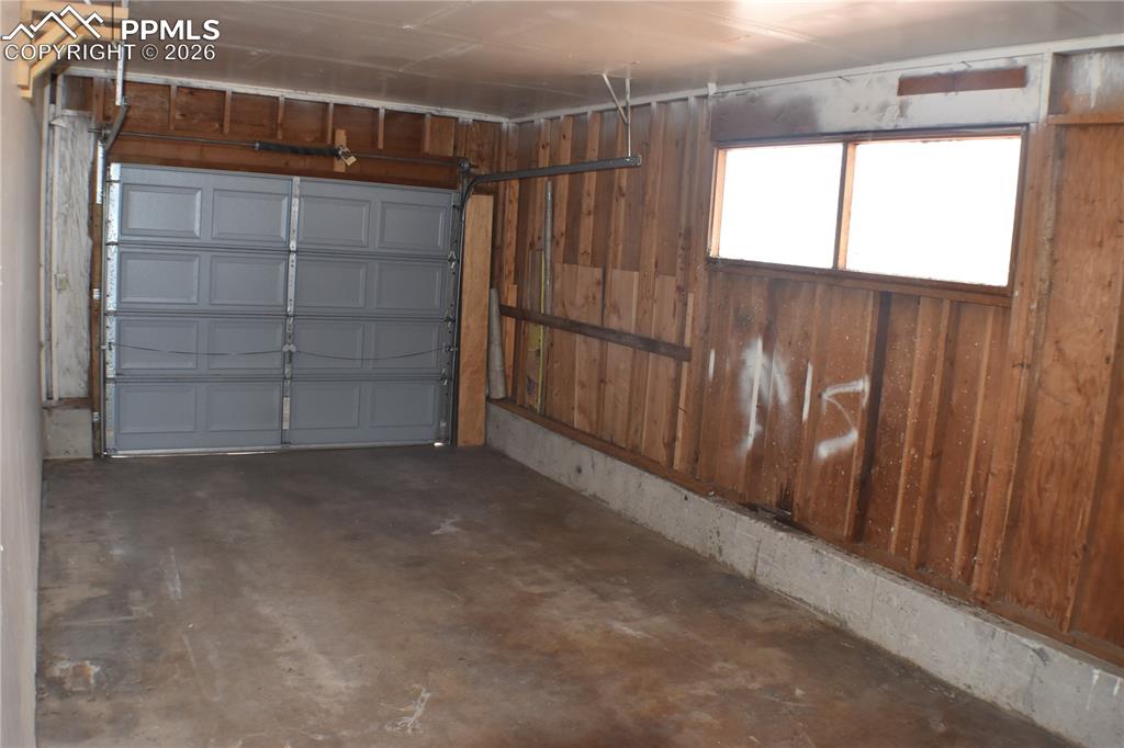 Image 21 of 32: Garage