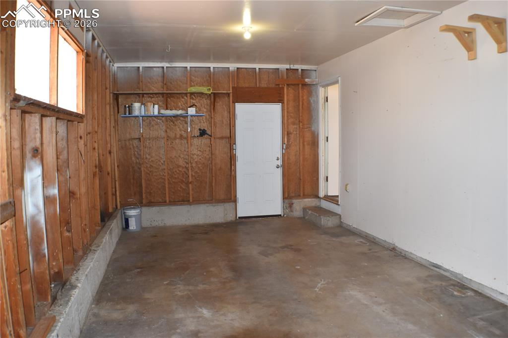 Image 22 of 32: Garage