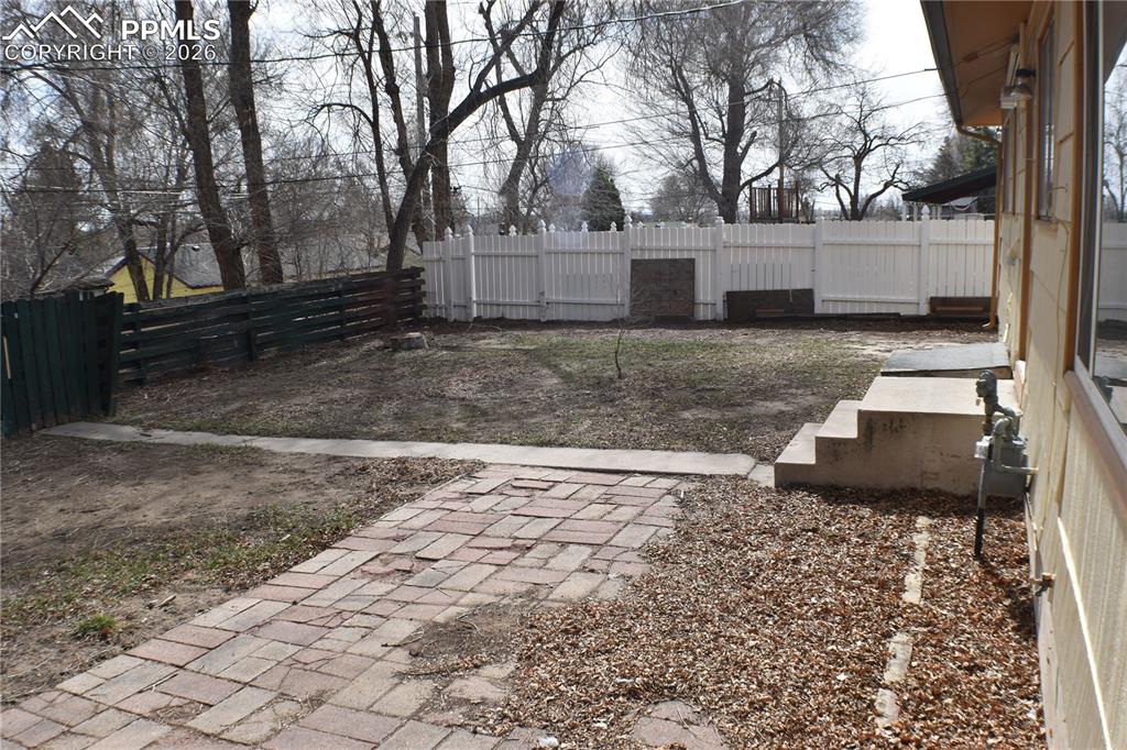 Image 23 of 32: Yard