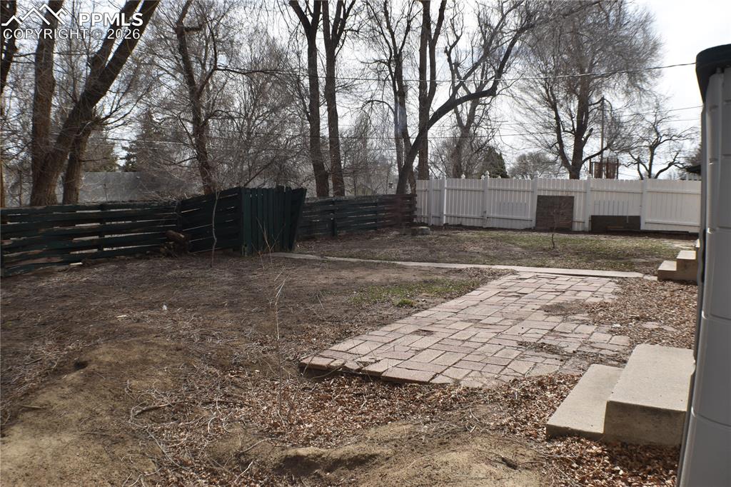 Image 24 of 32: Yard