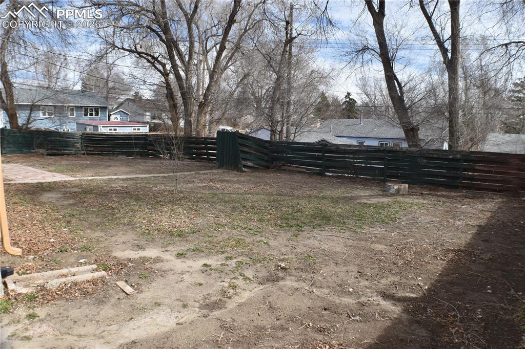 Image 30 of 32: Yard