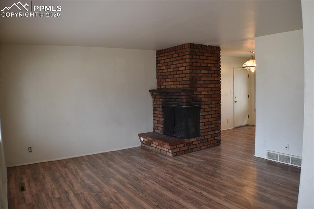 Image 6 of 32: Living Room