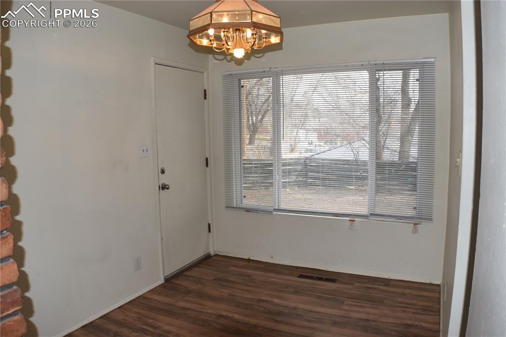 Image 7 of 32: Dining Area