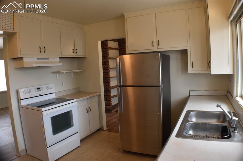 Image 8 of 32: Kitchen