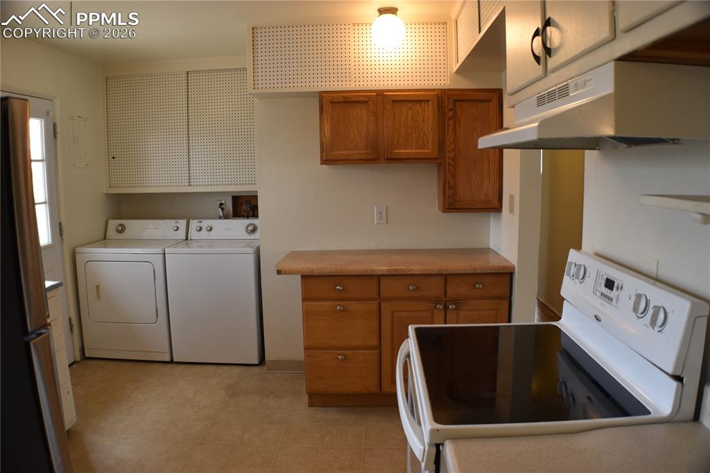 Image 9 of 32: Kitchen