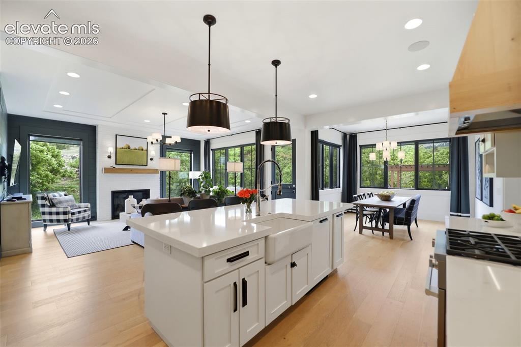 Image 12 of 50: Kitchen