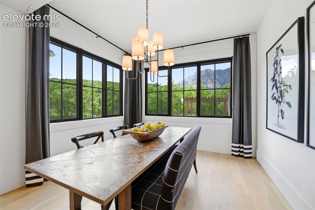 Image 15 of 50: Dining Area