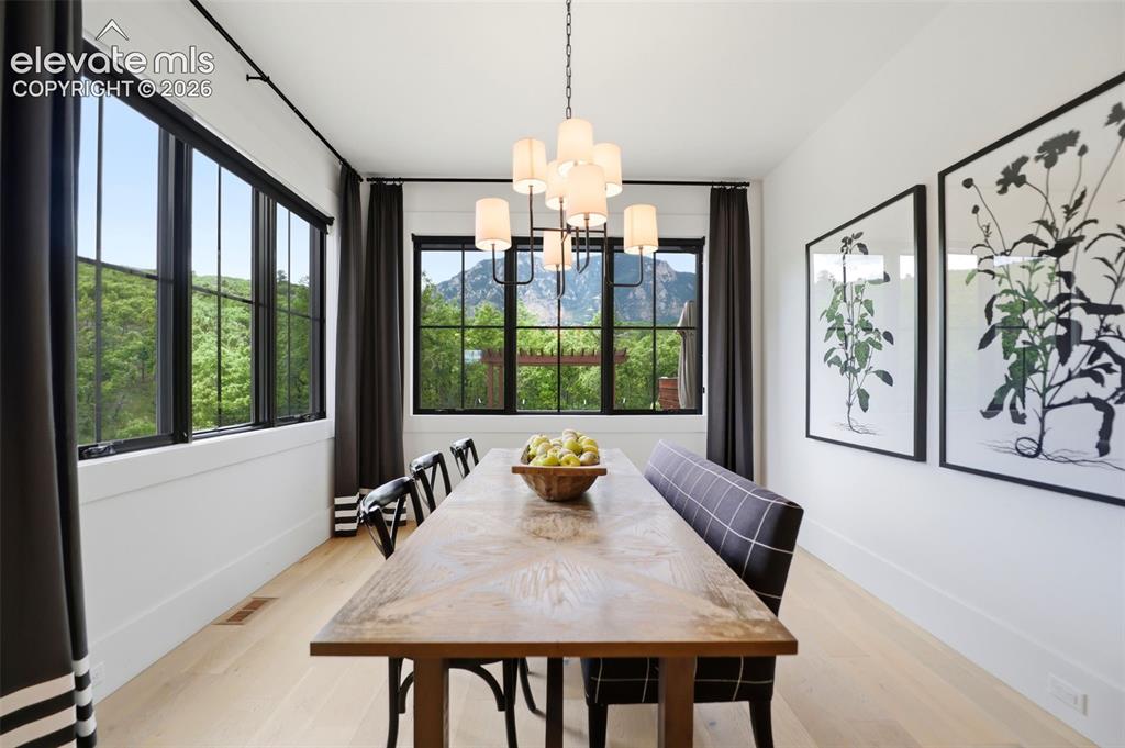 Image 17 of 50: Dining Area