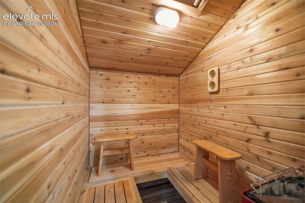 Image 33 of 50: Sauna