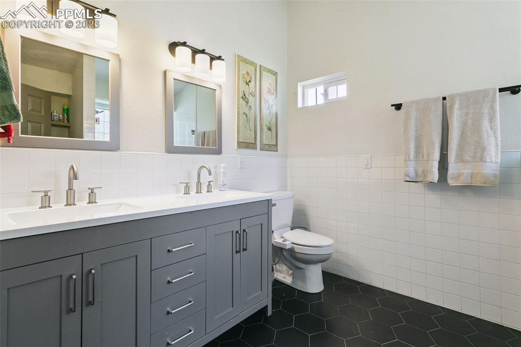 Image 18 of 28: Master Bathroom