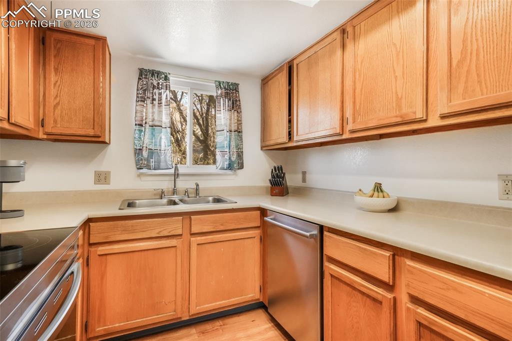 Image 26 of 50: Kitchen