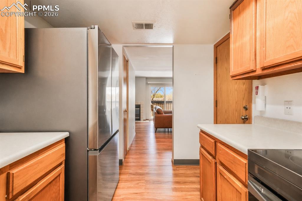 Image 27 of 50: Kitchen