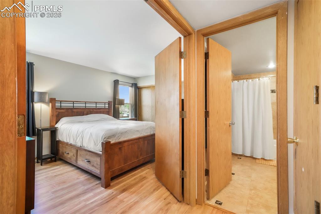 Image 30 of 50: Bedroom