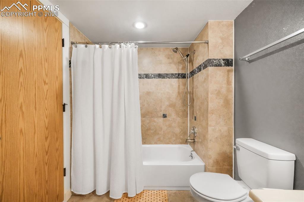 Image 31 of 50: Bathroom