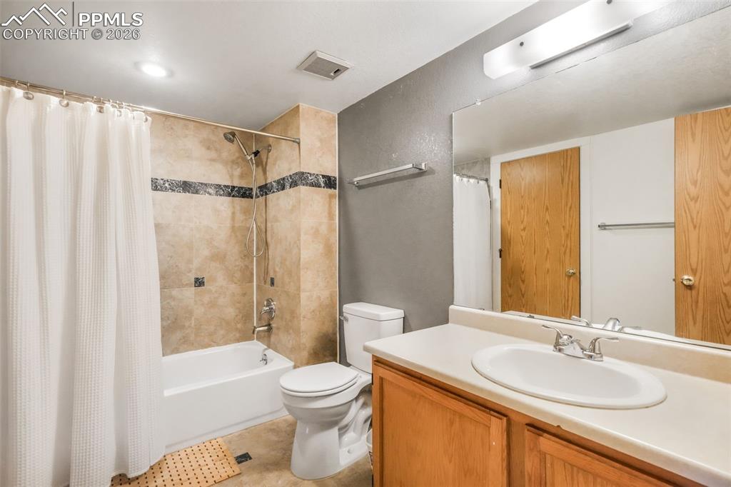 Image 32 of 50: Bathroom