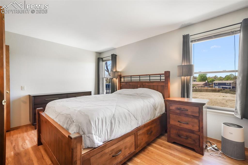 Image 37 of 50: Bedroom