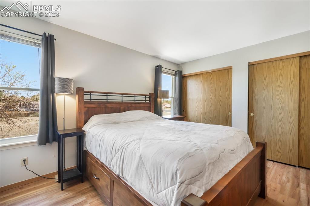 Image 38 of 50: Bedroom