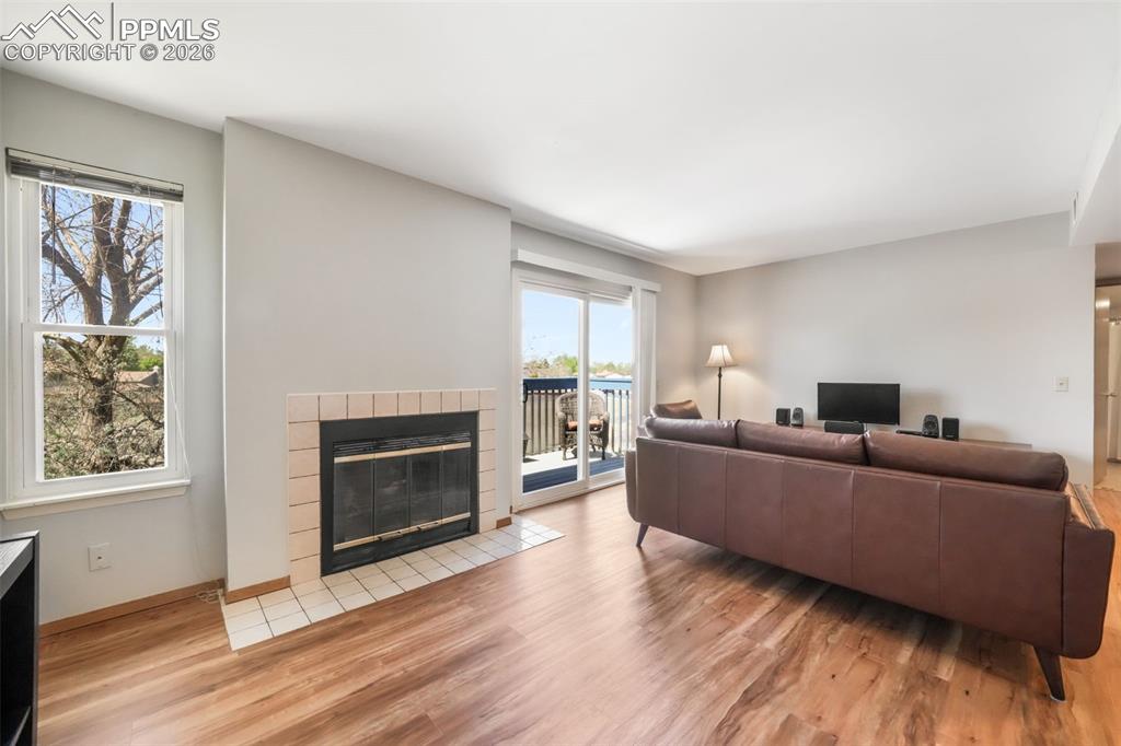 Image 7 of 50: Living Room