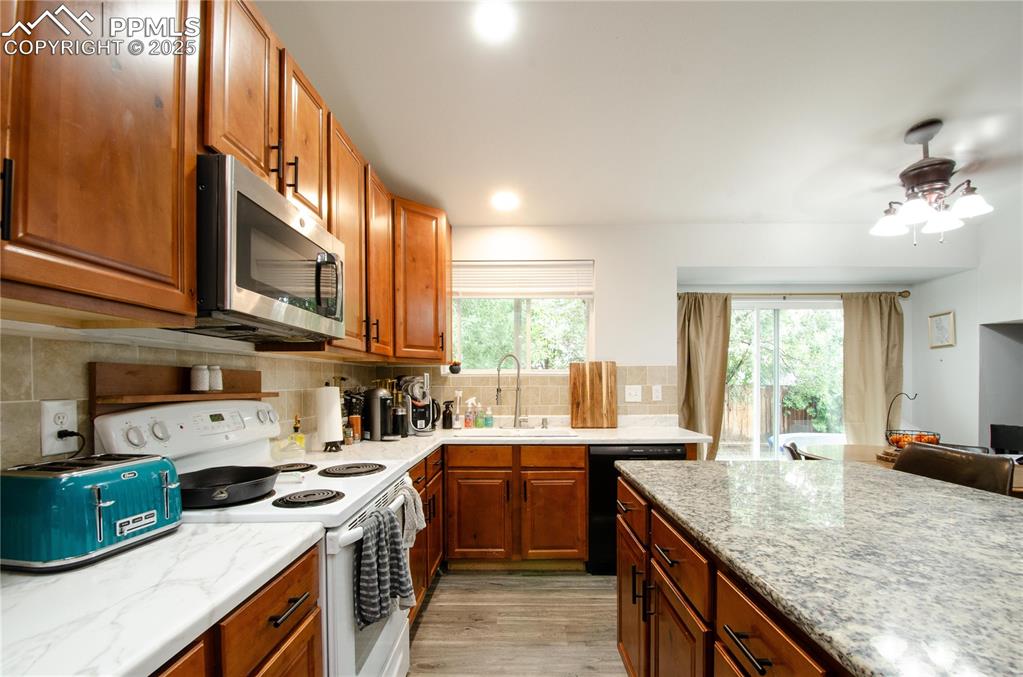 Image 11 of 44: Kitchen