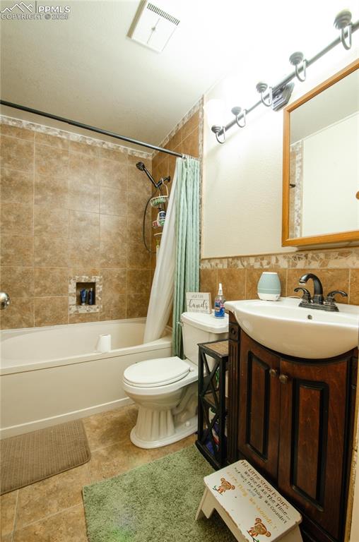 Image 34 of 44: Bathroom