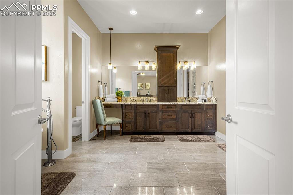 Image 20 of 47: Bathroom