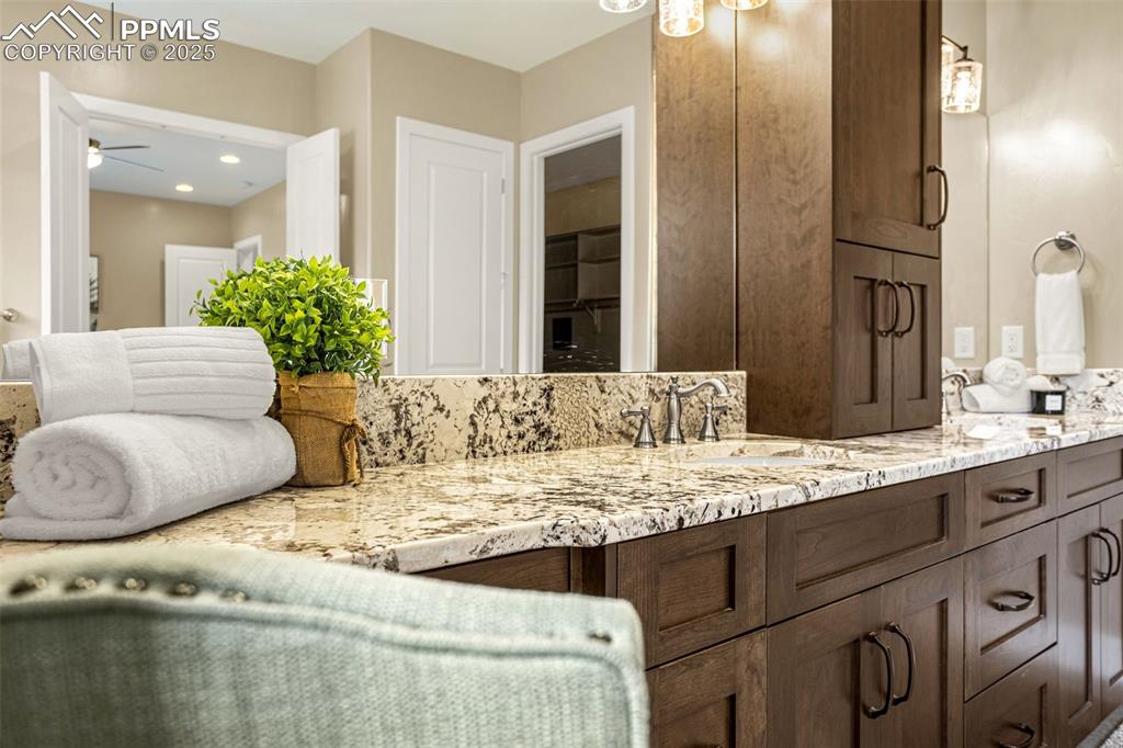 Image 21 of 47: Bathroom