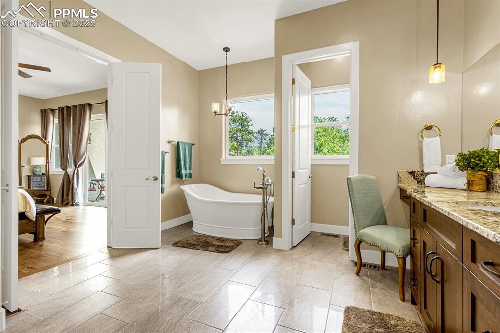 Image 22 of 47: Bathroom