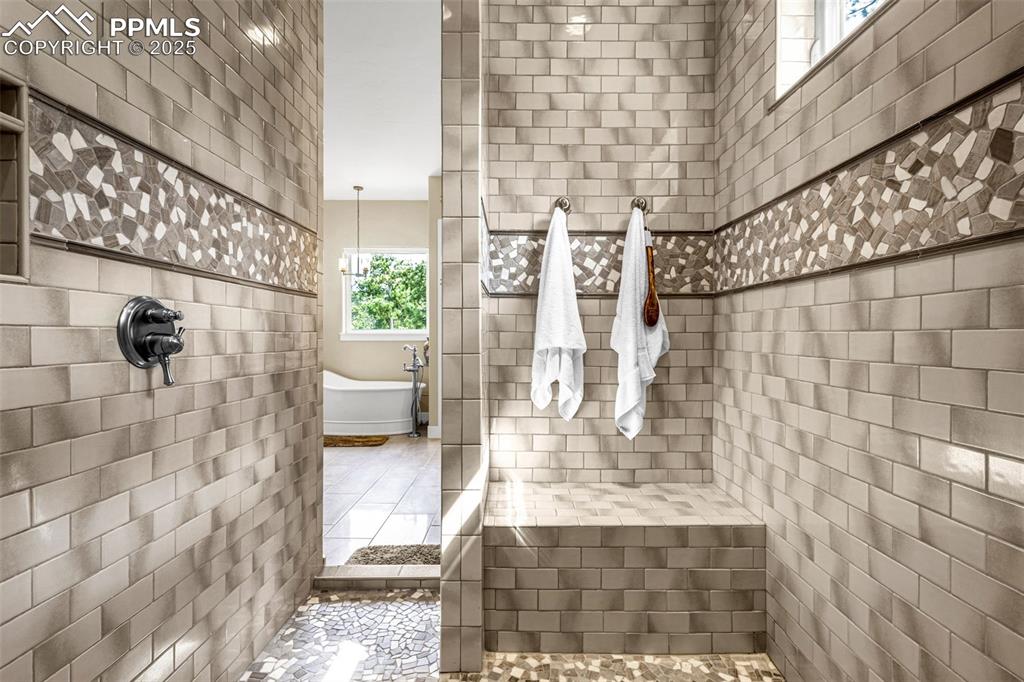 Image 23 of 47: Bathroom