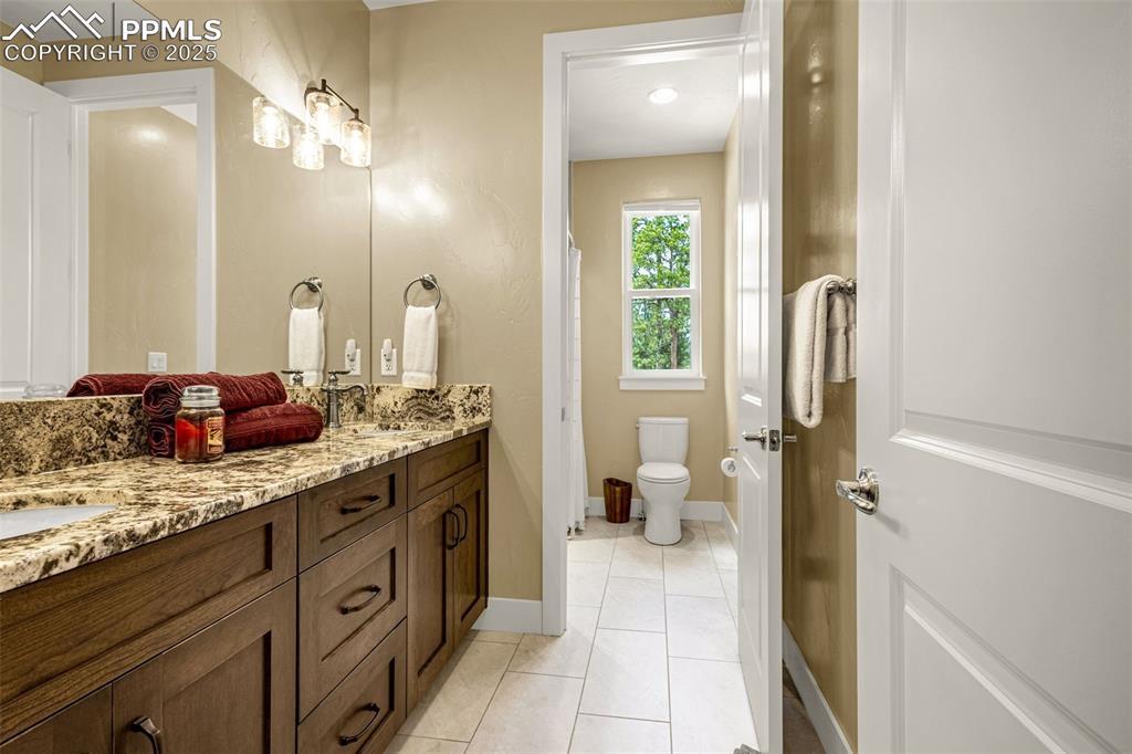 Image 26 of 47: Bathroom