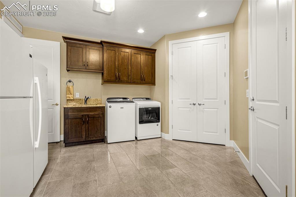 Image 29 of 47: Laundry