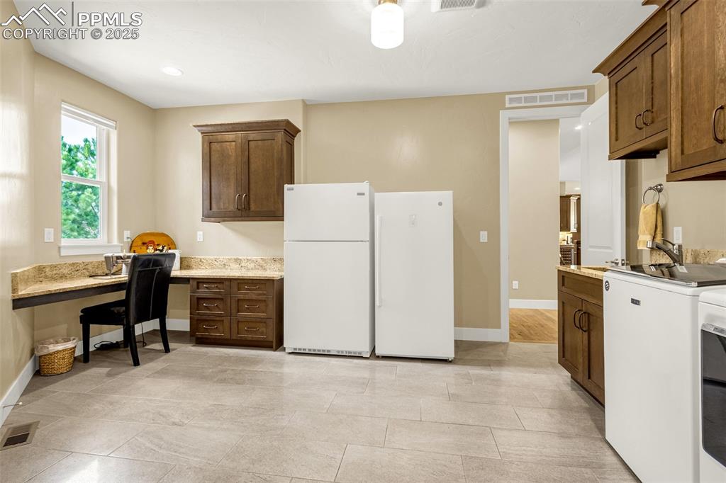 Image 30 of 47: Kitchen