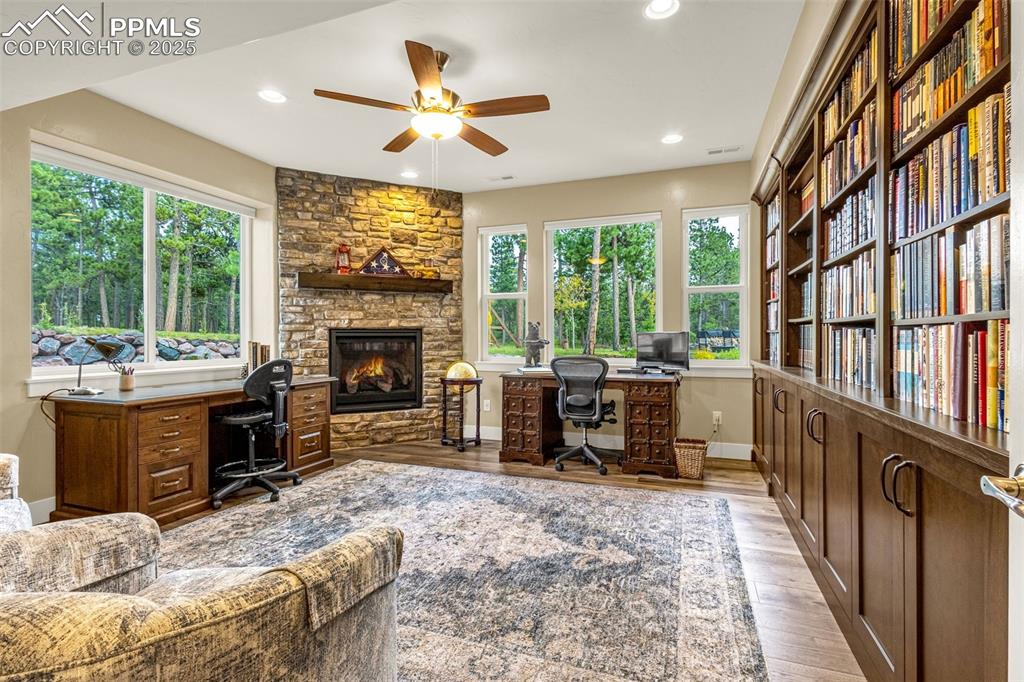 Image 35 of 47: Office