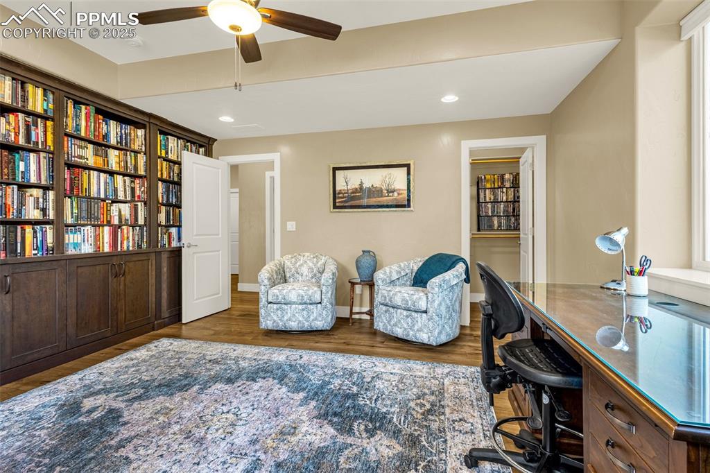 Image 36 of 47: Office