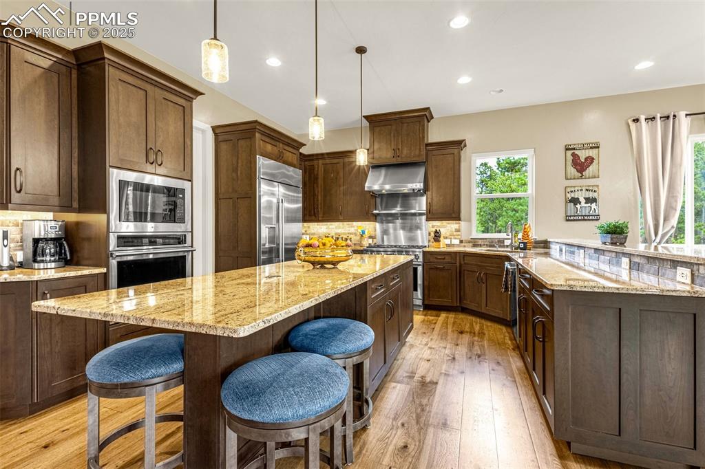 Image 4 of 47: Kitchen