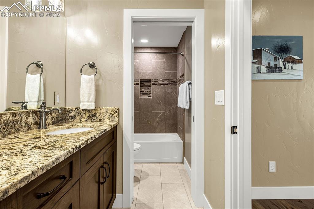 Image 40 of 47: Bathroom