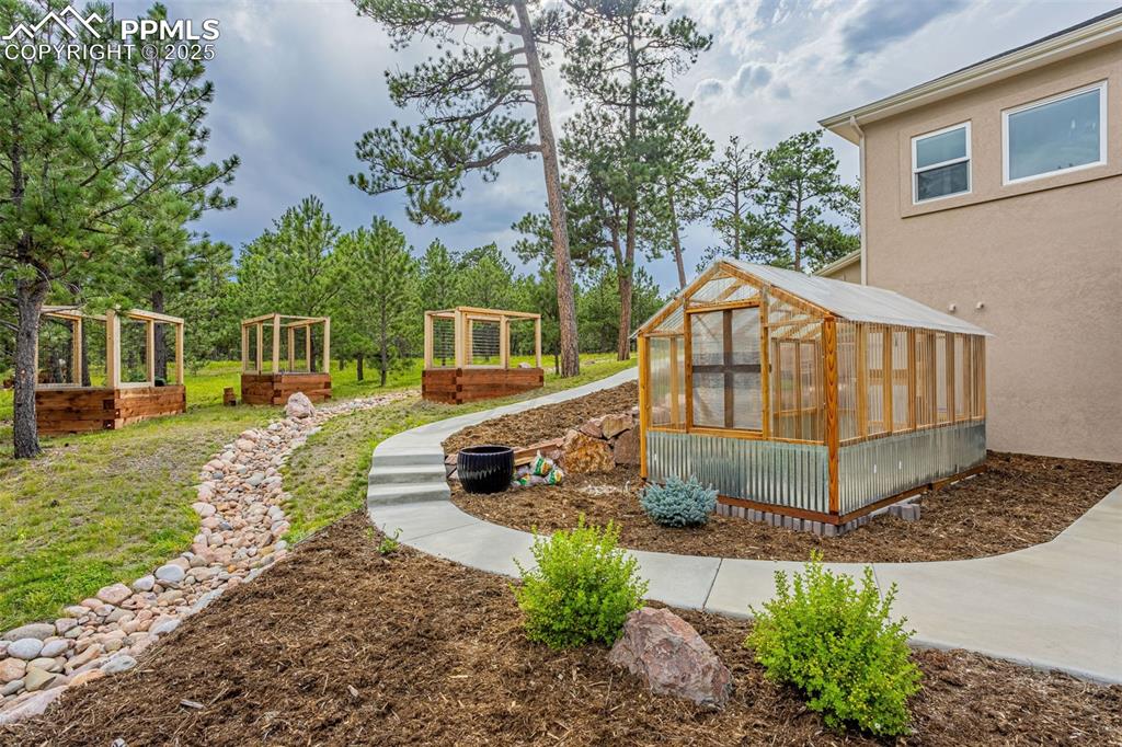 Image 44 of 47: Yard